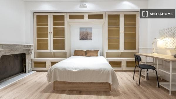 Habitación en piso compartido en Goya, Madrid. thumbnail 1