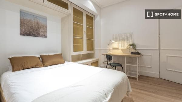Habitación en piso compartido en Goya, Madrid. thumbnail 2