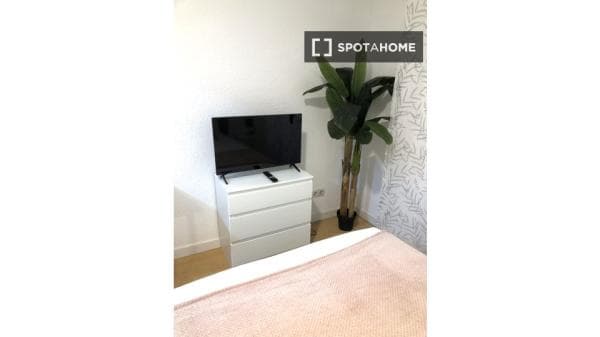Se alquila habitación en apartamento de 4 dormitorios en Salamanca, Madrid thumbnail 1