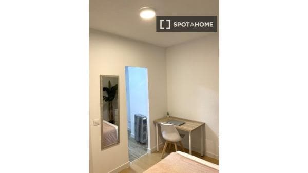 Se alquila habitación en apartamento de 4 dormitorios en Salamanca, Madrid thumbnail 2