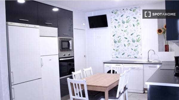 Habitación en piso compartido en madrid. thumbnail 2