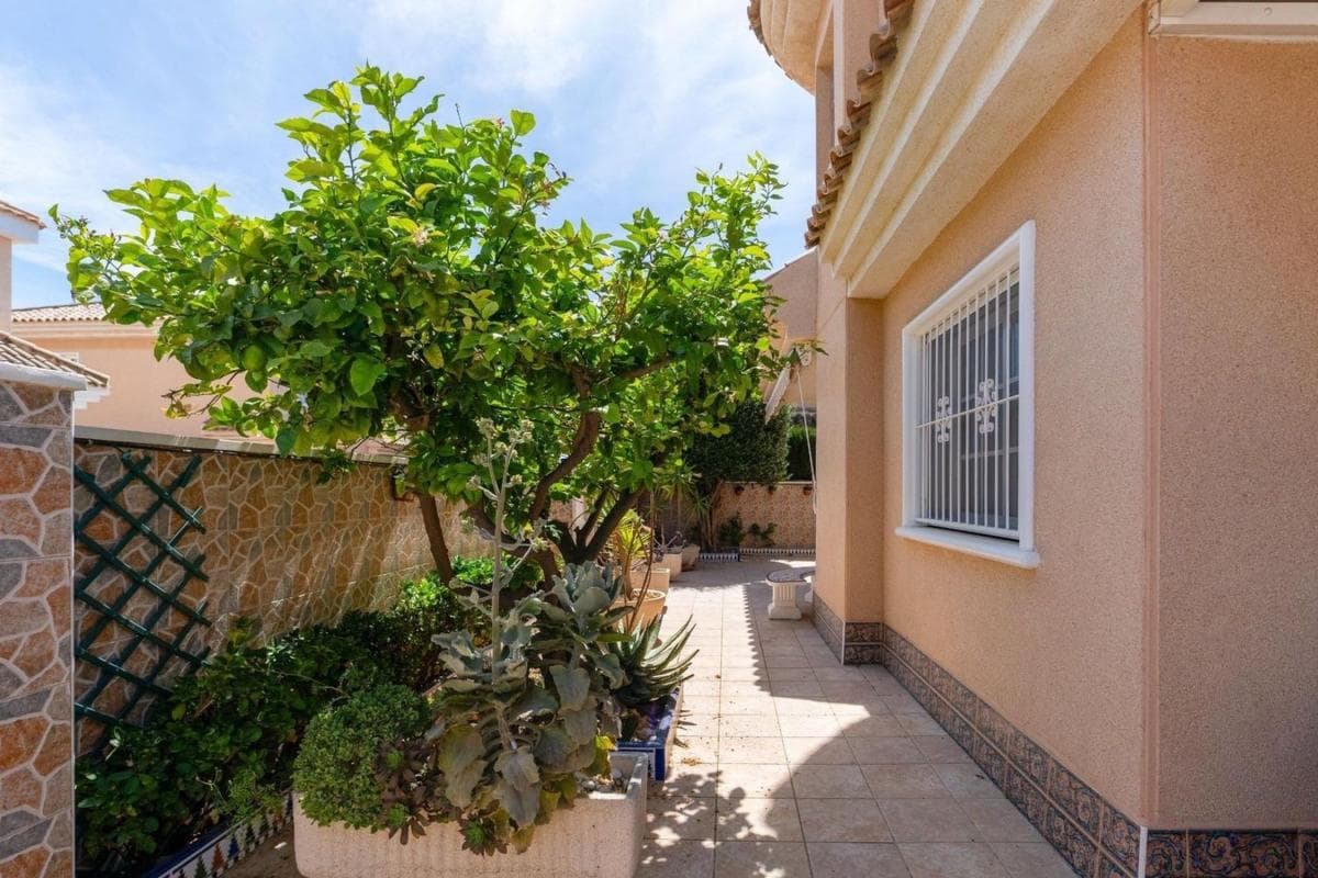 Venta de chalet independiente en Barrio Los Balcones - Los Altos del Edén, Torrevieja
photo 3