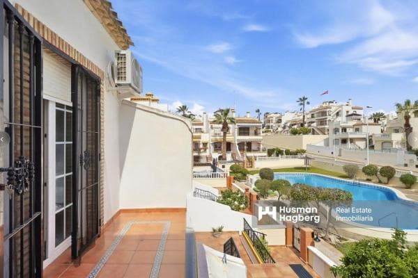 Chalet adosado en calle Almendra photo 1