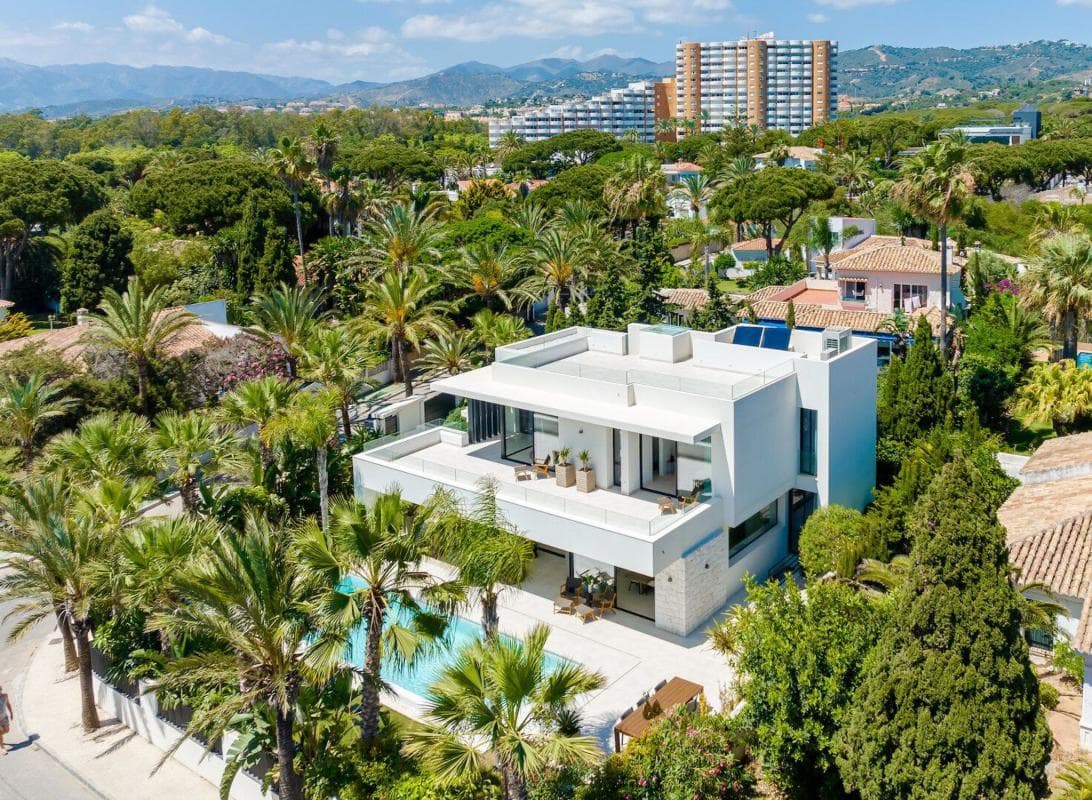 Sale of independent chalet in Avenida de Murcia, Marbella
photo 2