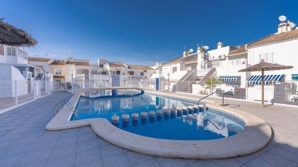 Chalet independiente en venta en Barrio La Siesta - El Salado - Torreta, Torrevieja
thumbnail 1