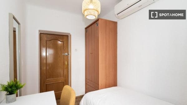 Habitación en piso compartido de 5 habitaciones, Numancia, Madrid. photo 1