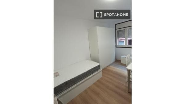 Habitación en un piso compartido de 3 habitaciones en alquiler en Mataró thumbnail 2