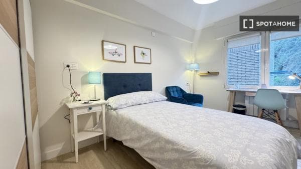 Habitación en piso compartido en alquiler en La Peña, Bilbao. photo 1