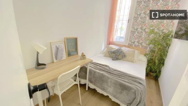 Habitación en piso compartido en alquiler, La Juncal, Sevilla. photo 1