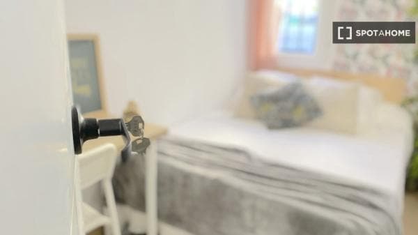 Habitación en piso compartido en alquiler, La Juncal, Sevilla. thumbnail 1