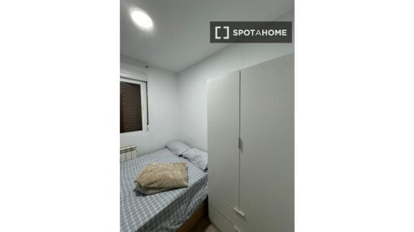 Habitación en piso compartido en alquiler, Pueblo Nuevo, Madrid. photo 1