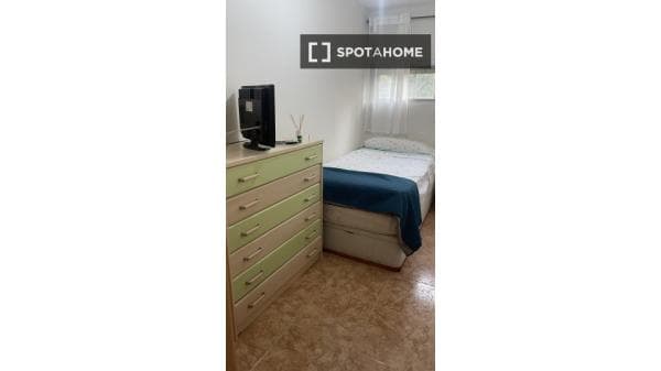 Habitación en piso compartido en madrid. photo 1