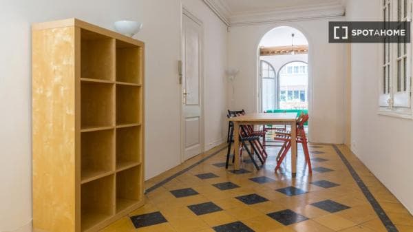 Habitación en piso compartido en barcelona. photo 1