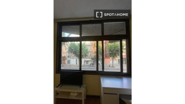 Room in shared apartment in Barcelona thumbnail 1