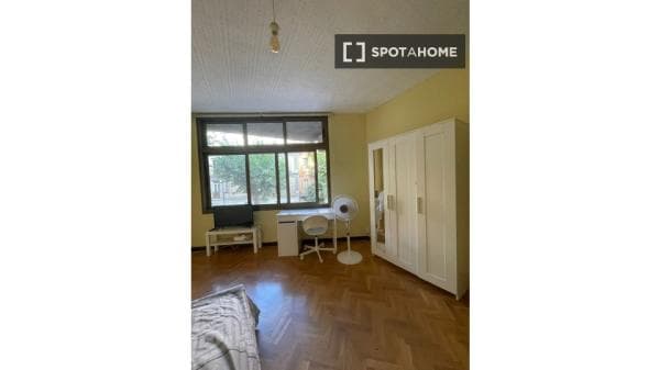 Room in shared apartment in Barcelona thumbnail 2