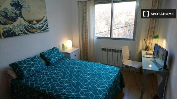 Habitación en piso compartido en alquiler en Valdeacederas, Madrid thumbnail 1