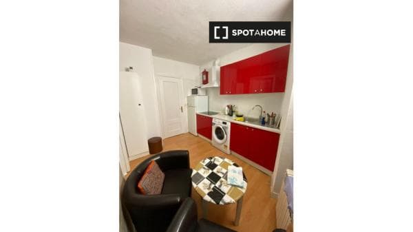 Habitación en piso compartido en alquiler en Valdeacederas, Madrid thumbnail 2