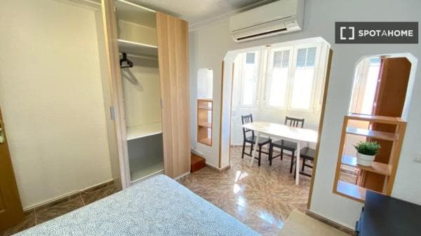 Se alquila habitación en piso compartido de 4 habitaciones en Getafe thumbnail 2