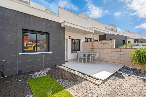 Chalet adosado en calle Cabo de la Nao photo 1