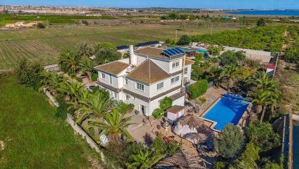 Chalet independiente en venta en Barrio La Siesta - El Salado - Torreta, Torrevieja
thumbnail 1