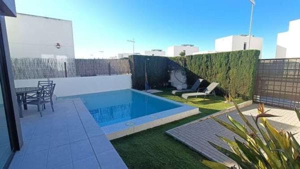 Casa independiente en calle Rojales thumbnail 1