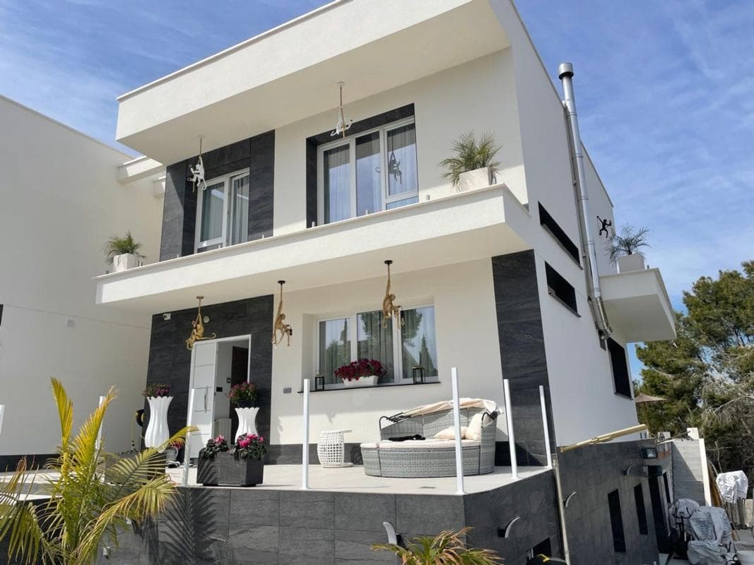 Sale of independent chalet in Barrio Los Balcones - Los Altos del Edén, Torrevieja
photo 3
