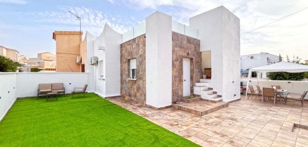 Chalet independiente en venta en Barrio Playa Flamenca, Orihuela
photo 1