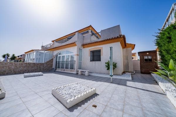 Chalet independiente en venta en Barrio Playa Flamenca, Orihuela
photo 1