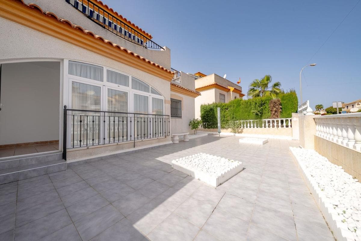 Venta de chalet independiente en Barrio Playa Flamenca, Orihuela
photo 2