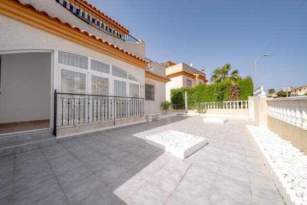 Chalet independiente en venta en Barrio Playa Flamenca, Orihuela
thumbnail 1