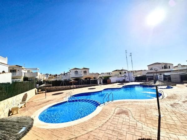 Chalet pareado en calle Trepadora thumbnail 1