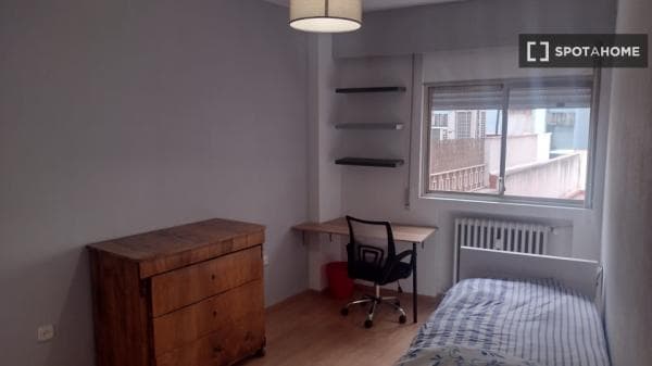 Habitación en piso compartido en madrid. photo 1