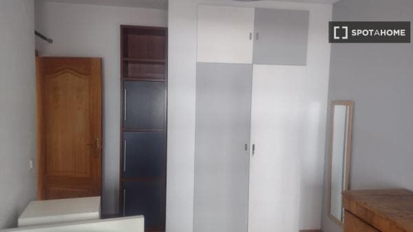 Habitación en piso compartido en madrid. thumbnail 1