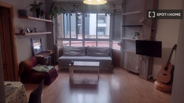 Habitación en piso compartido en madrid. thumbnail 2
