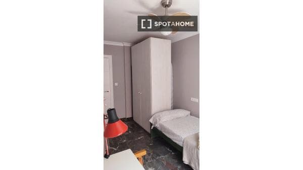 Habitación en piso de 4 habitaciones en alquiler en El Bulto, Málaga. thumbnail 1