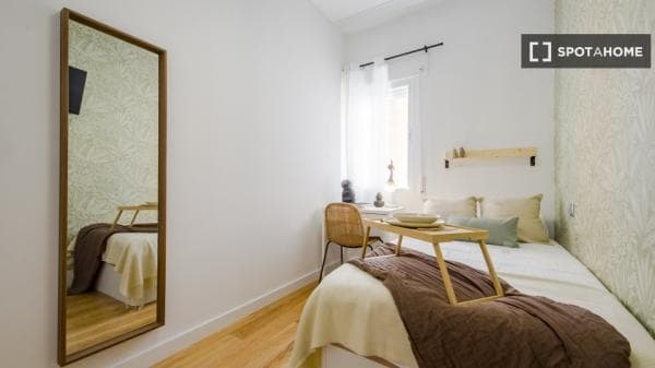 Habitación en piso compartido en alquiler, Hispanoamérica thumbnail 1