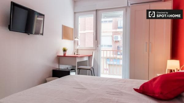 Se alquila habitación en piso de 5 habitaciones en Burjassot, Valencia. thumbnail 2