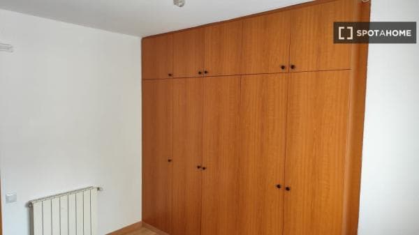 Habitación en un piso compartido de 3 habitaciones en alquiler en Cerdanyola. thumbnail 1