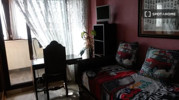 Habitación en un piso compartido de 16 habitaciones en alquiler en Parque Alameda-Paula López, ideal para parejas. photo 1