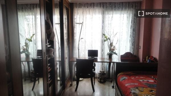 Habitación en un piso compartido de 16 habitaciones en alquiler en Parque Alameda-Paula López, ideal para parejas. thumbnail 1