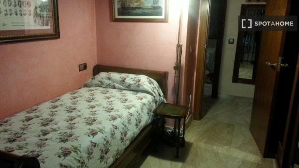 Habitación en un piso compartido de 16 habitaciones en alquiler en Parque Alameda-Paula López, ideal para parejas. thumbnail 2