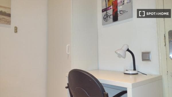 Habitación en piso compartido en barcelona. thumbnail 2