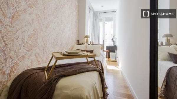 Habitación en piso compartido en alquiler, Hispanoamérica thumbnail 1