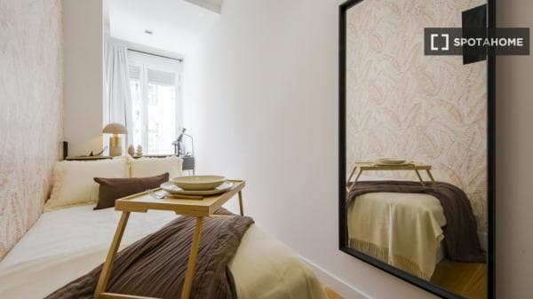 Habitación en piso compartido en alquiler, Hispanoamérica thumbnail 2