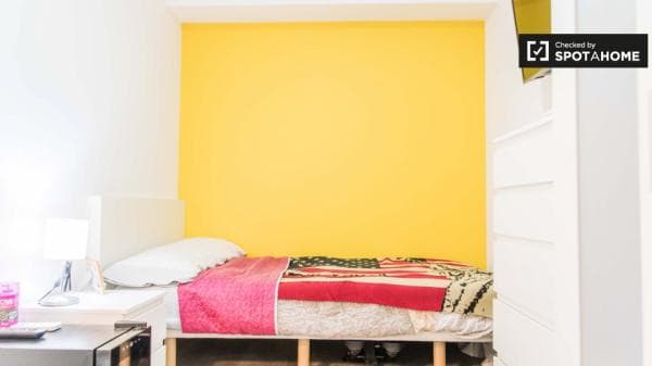 Habitación soleada en un apartamento de 5 dormitorios en Burjassot, Valencia. photo 1