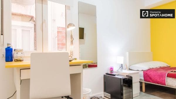 Habitación soleada en un apartamento de 5 dormitorios en Burjassot, Valencia. thumbnail 1