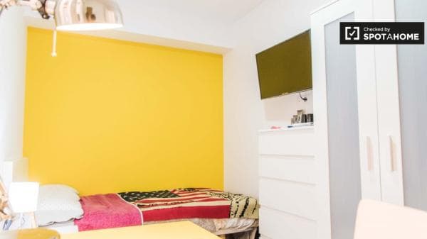 Habitación soleada en un apartamento de 5 dormitorios en Burjassot, Valencia. thumbnail 2