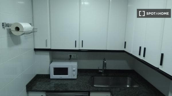 Habitación en un piso compartido de 3 habitaciones en alquiler en Cerdanyola. thumbnail 1