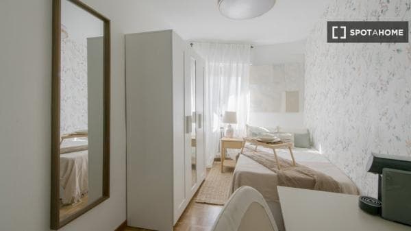 Habitación en piso compartido en alquiler en Bellas Vistas, Madrid photo 1