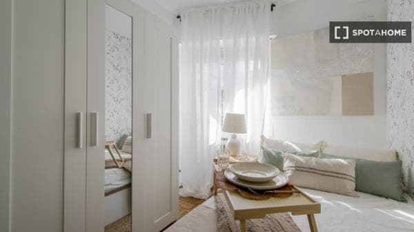 Habitación en piso compartido en alquiler en Bellas Vistas, Madrid thumbnail 1